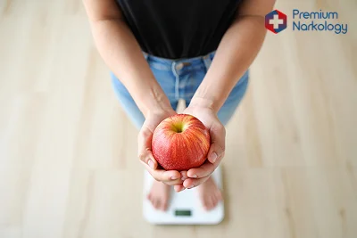 Женщина стоит на весах